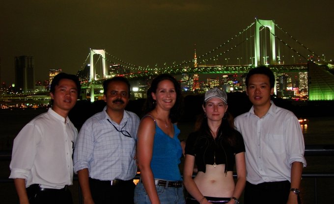 Alle_auf_Odaiba_-_Rainbow_Bridge.JPG