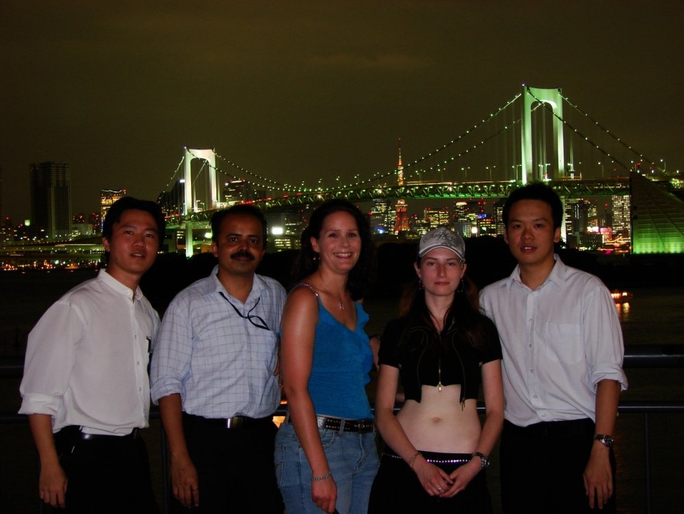 Alle_auf_Odaiba_-_Rainbow_Bridge.JPG